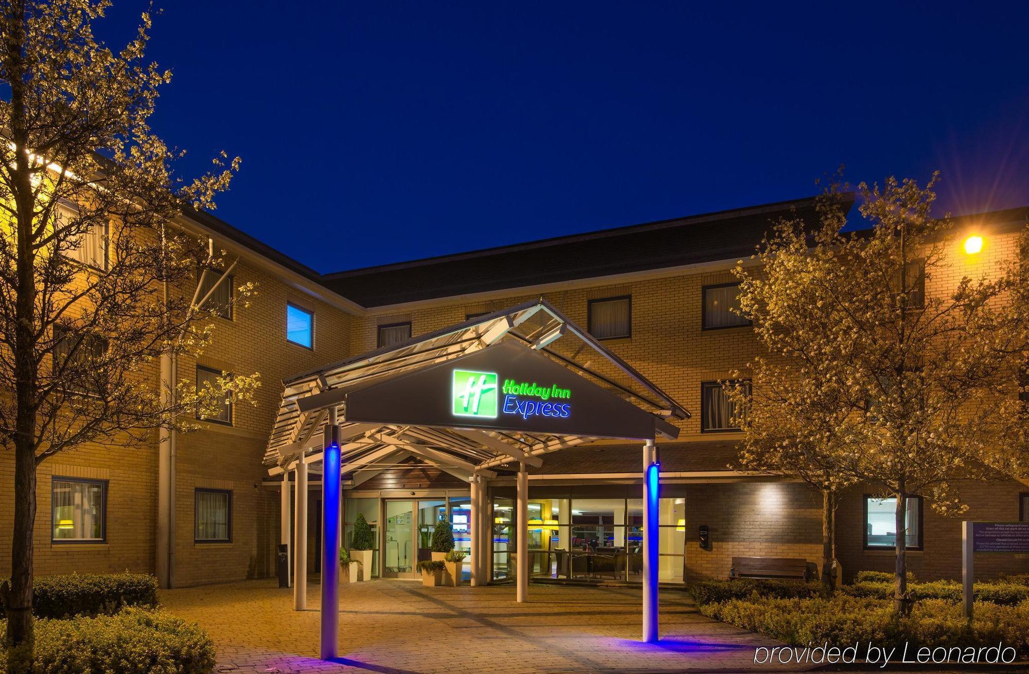 Holiday Inn Express Milton Keynes, An Ihg Hotel Exterior foto