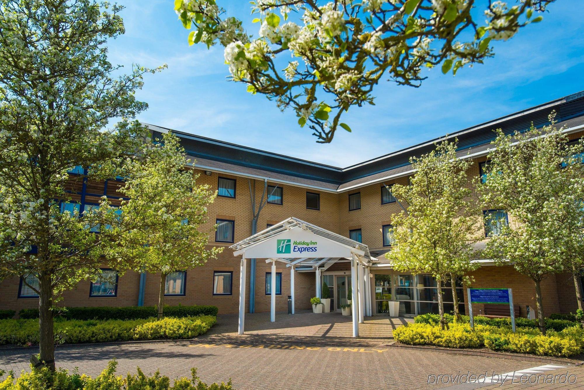 Holiday Inn Express Milton Keynes, An Ihg Hotel Exterior foto